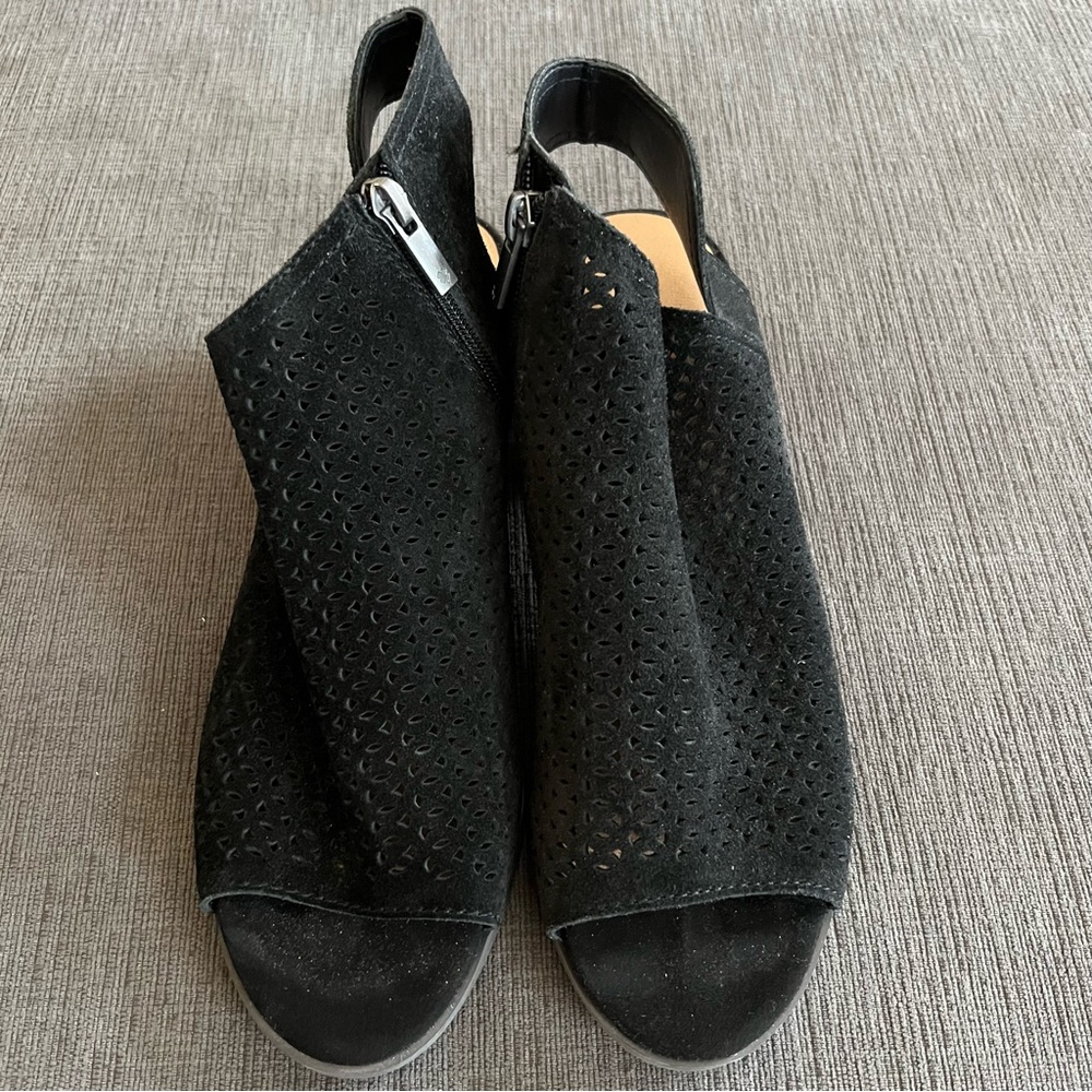 Never Worn Womens LUCKY BRAND Nonina Black Suede Zipped Sandal Booties Size 9.5